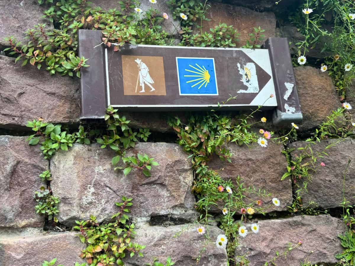 Picture of a sign with wayfaring for the Camino Francés. 