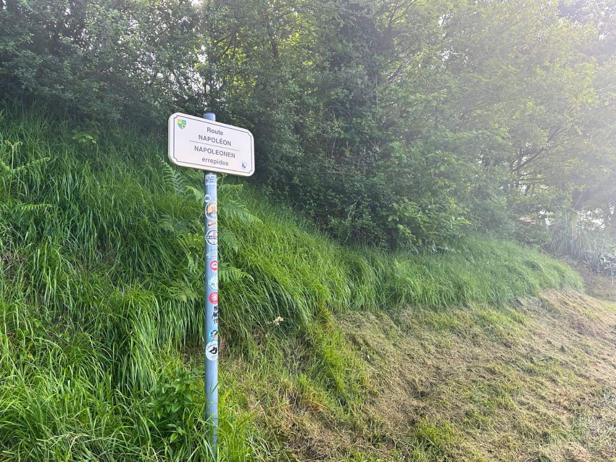 Waymark on the Camino Francés trail. The Camino Francés for beginners is ideal thanks to its clear, frequent signage.