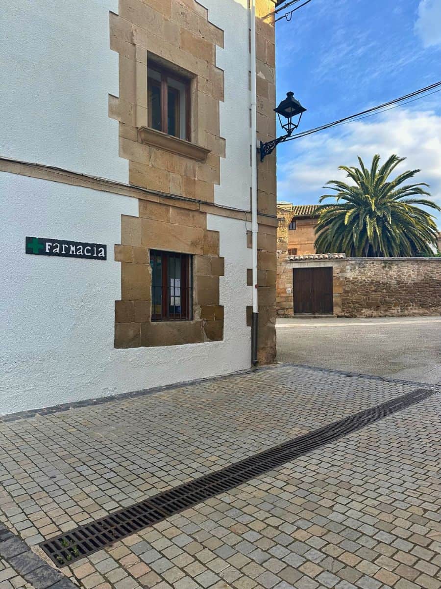One of the many pharmacies along the Camino Francés - a comfort for beginners facing minor health issues